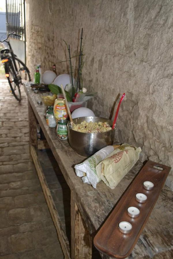Grande Chambre D'Hote Pour 4 A 5 Personnes Bed & Breakfast Chef-Boutonne Exterior foto