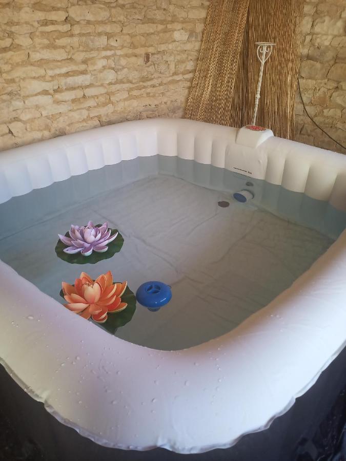 Grande Chambre D'Hote Pour 4 A 5 Personnes Bed & Breakfast Chef-Boutonne Exterior foto